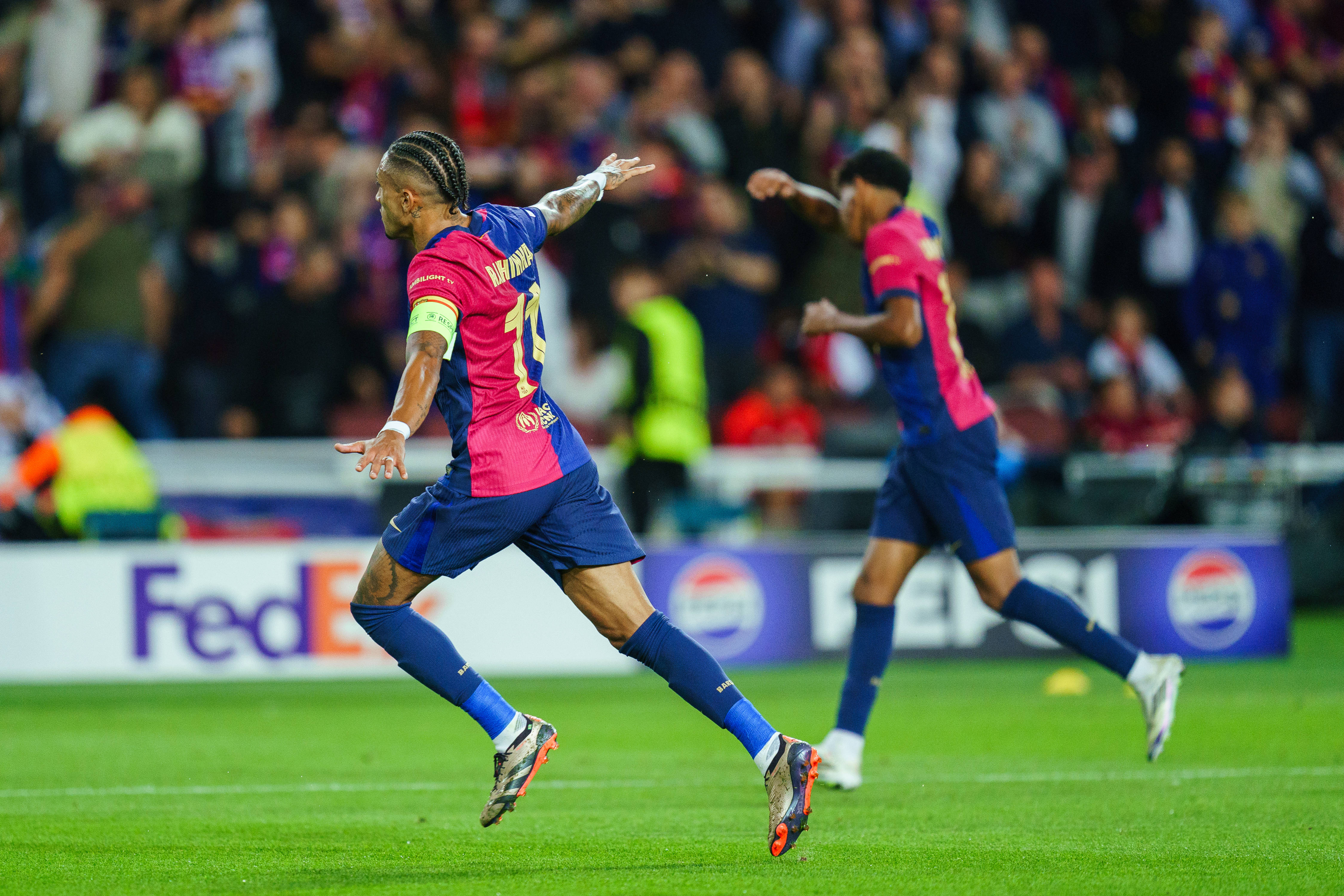 凯恩在巴塞罗那比赛中精彩发挥，大胜引发热议！